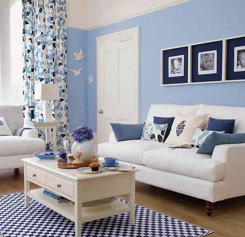 Голубые обои и белая мебель