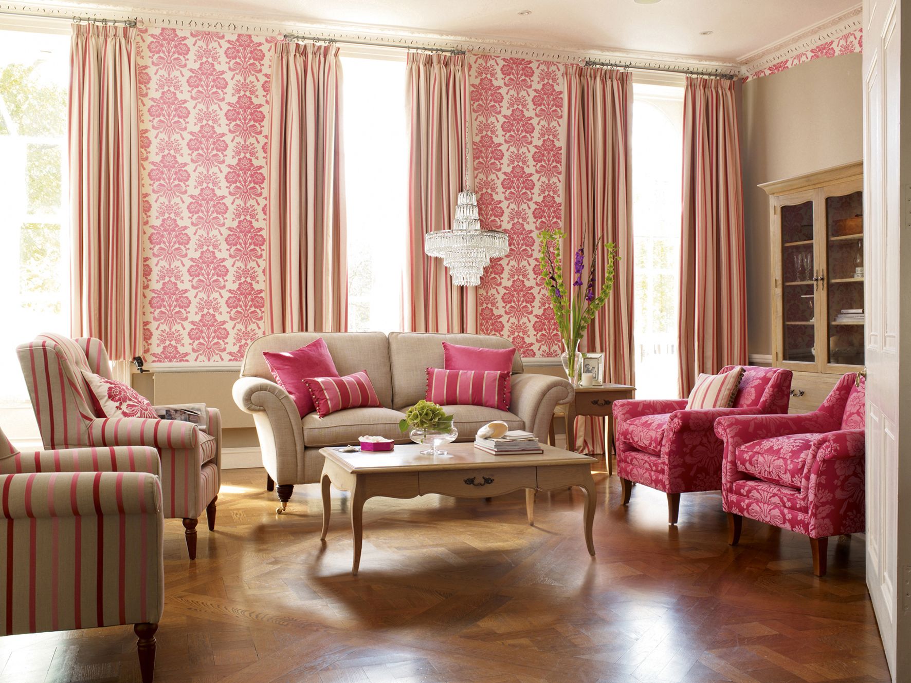 Какие шторы розовым обоям. Интерьер гостиной в розовых тонах. Цветочные шторы в интерьере. Розовые шторы. Розовый цвет в интерьере гостиной.