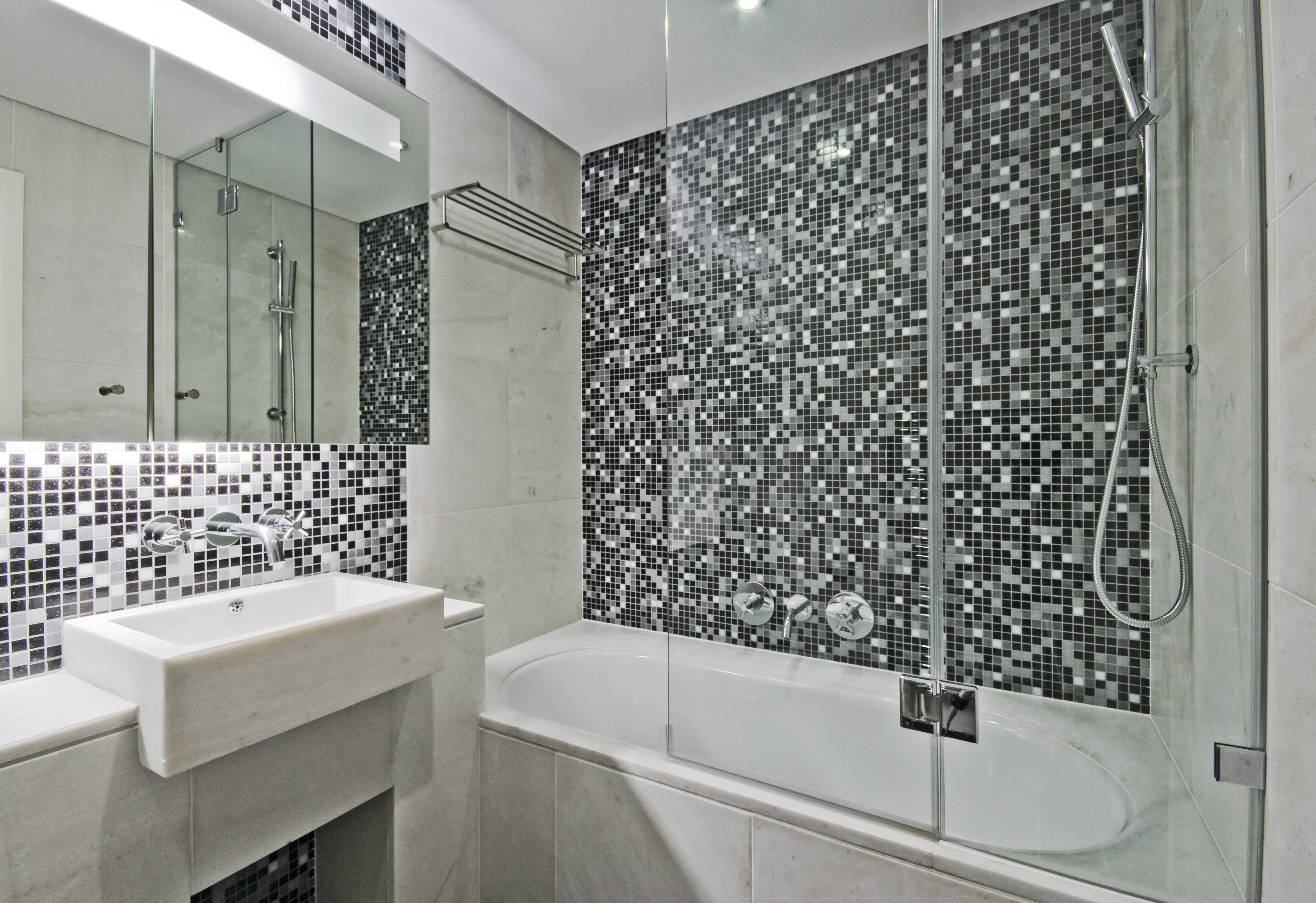 Плитка мозаика в ванной в интерьере фото