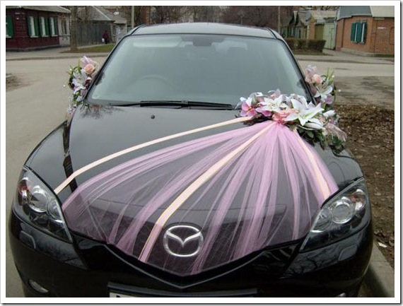 Пробуем оригинальный способ украшения автомобилей жениха и невесты