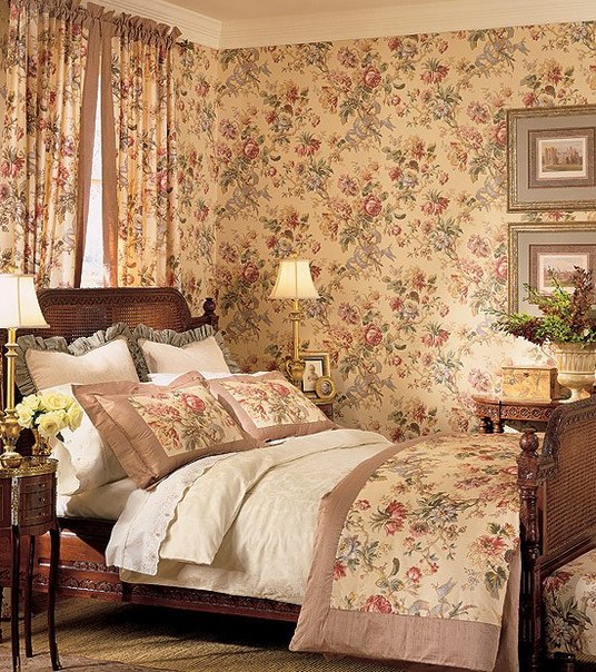 Обои с цветами в интерьере спальни комбинированные