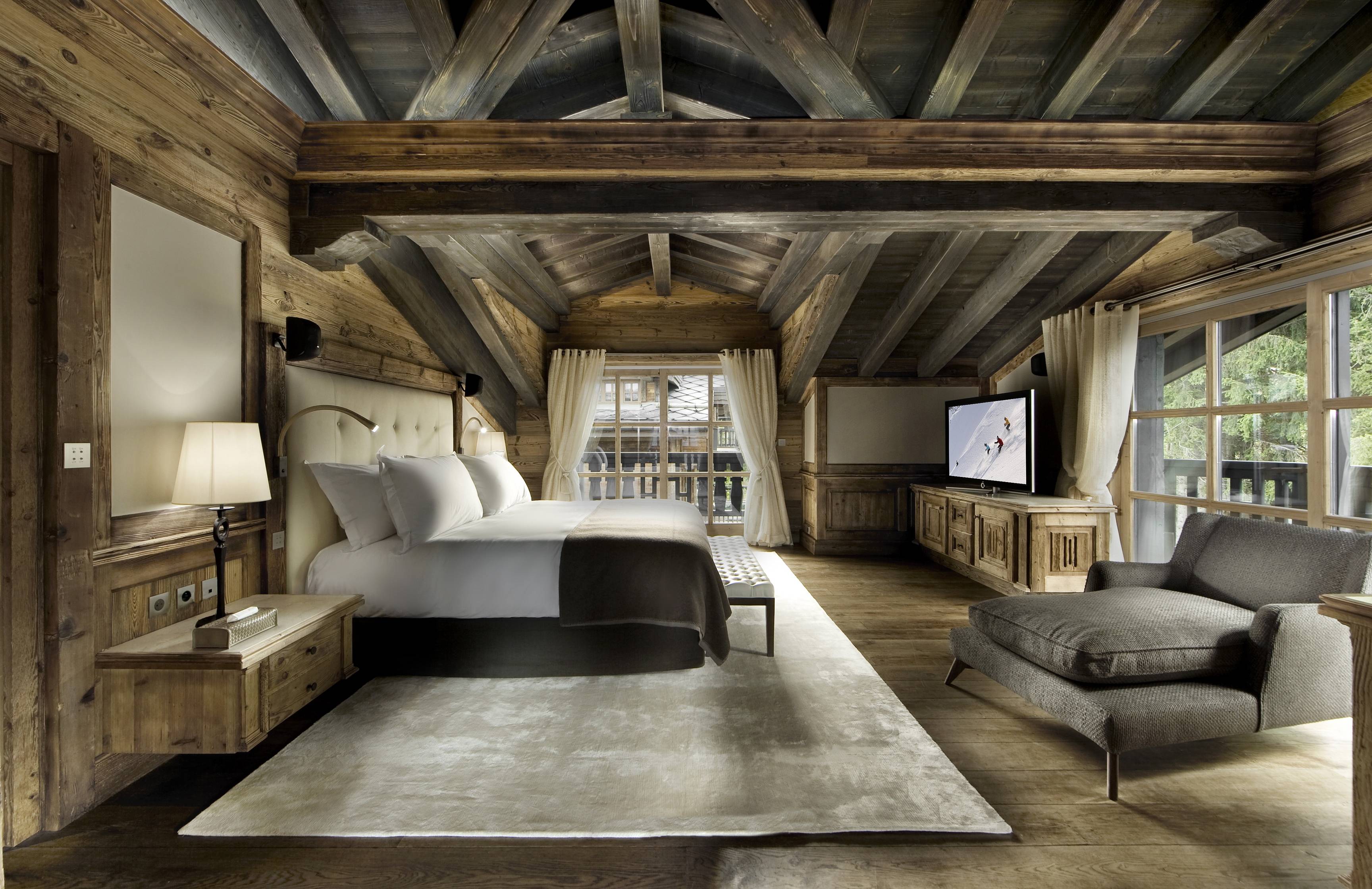 Интерьер спальни из дерева в деревянном доме