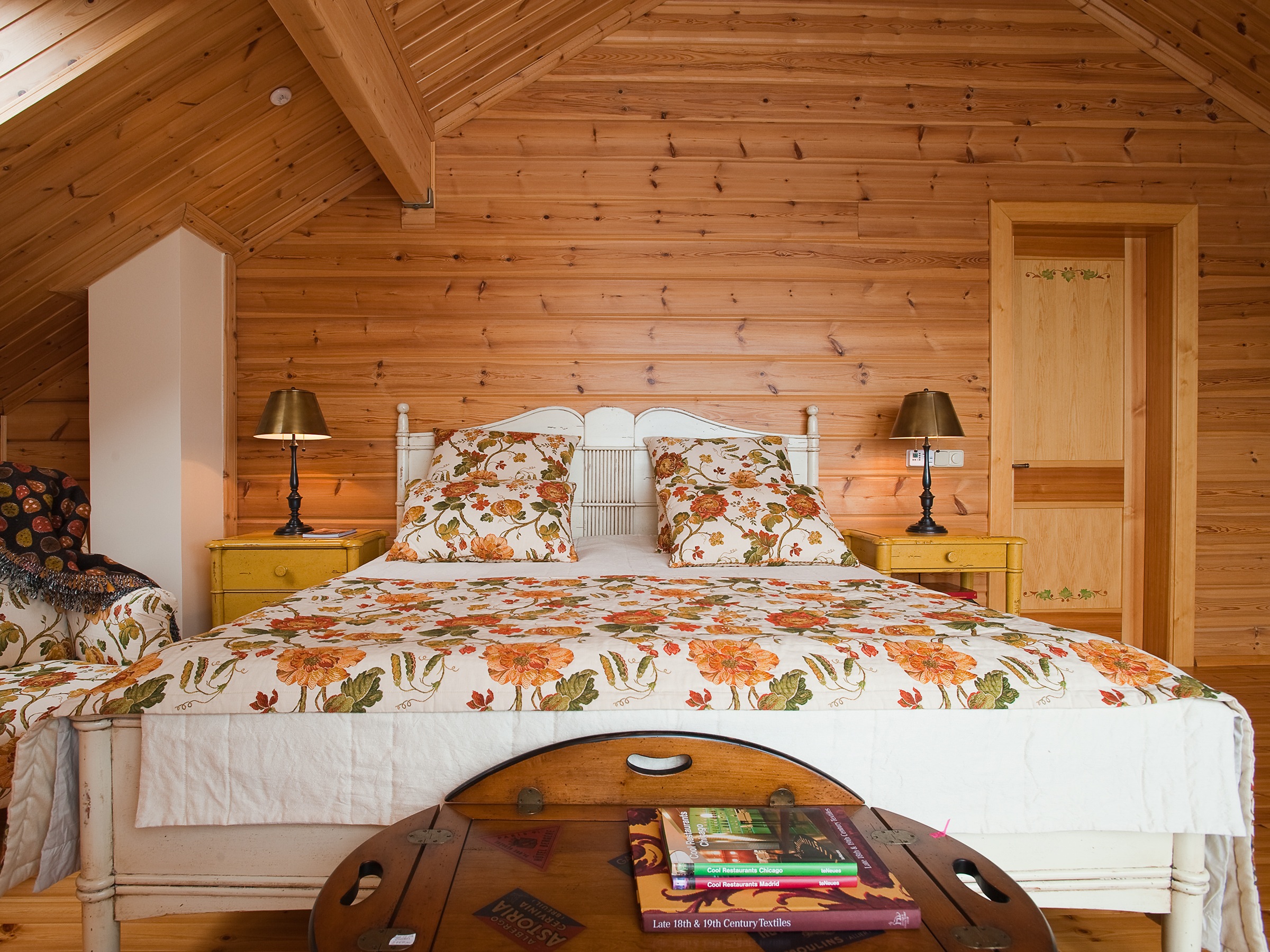 Спальни в деревянном доме дизайн фото