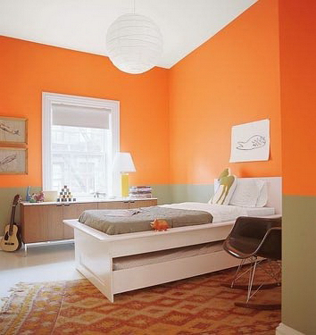 Дизайн гостиной с оранжевыми обоями