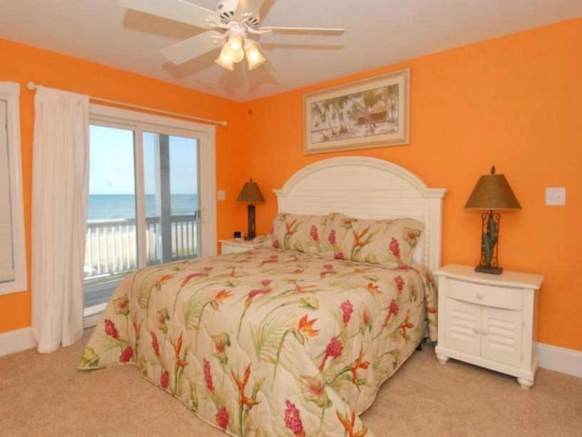 Дизайн гостиной с оранжевыми обоями