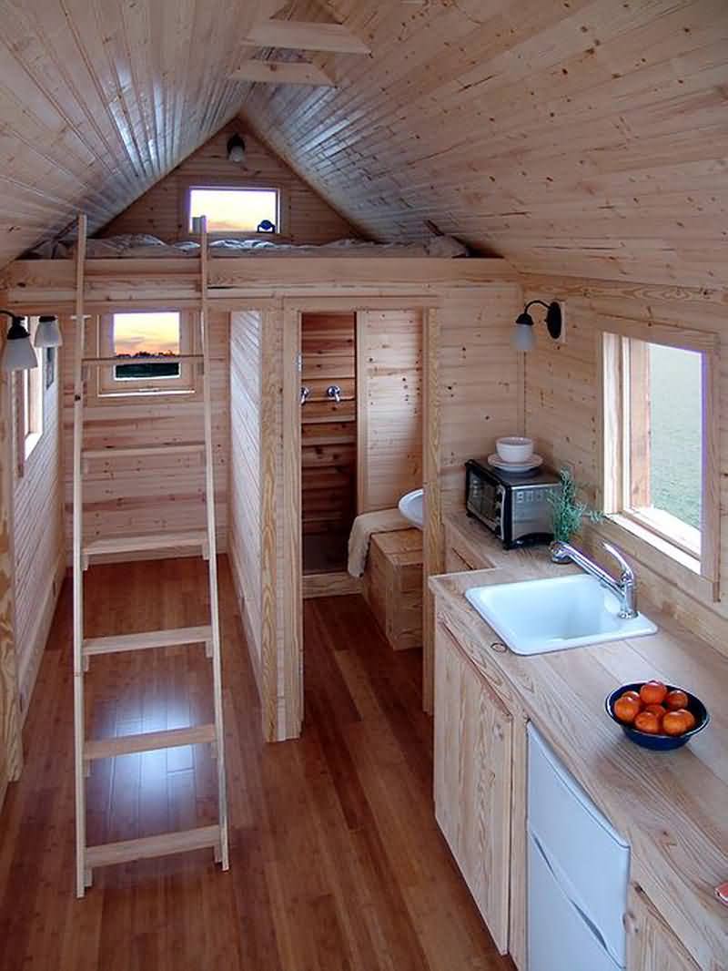 Фото дачного домика внутри с комнатой кухней