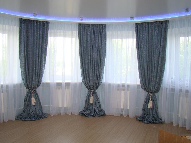 Дизайн штор для эркера в гостиной
