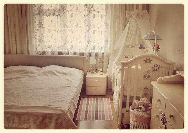 Комната молодой мамы. Спальня с детской кроваткой. Спальня родителей с детской кроваткой. Спальня с кроваткой для новорожденного. Маленькая спальня с детской кроваткой.