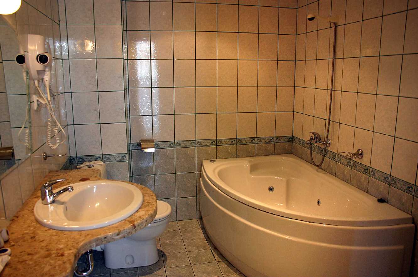 джакузи в маленькой ванной комнате фото