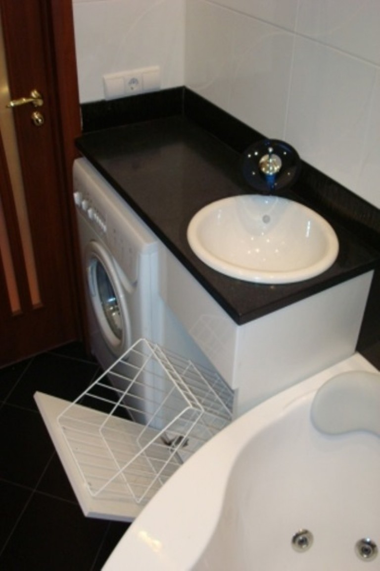 Мойка со стиральной машиной в ванной под единой столешницей