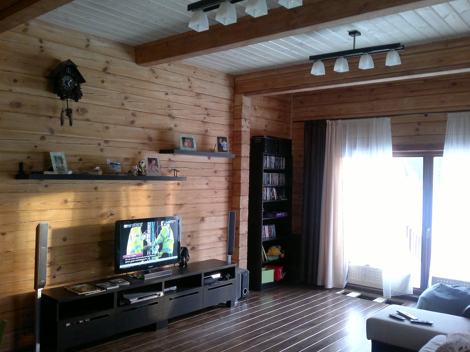 телевизор в интерьере деревянного дома