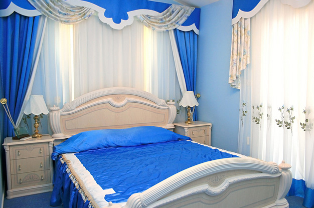 Интерьер с синими обоями в спальне