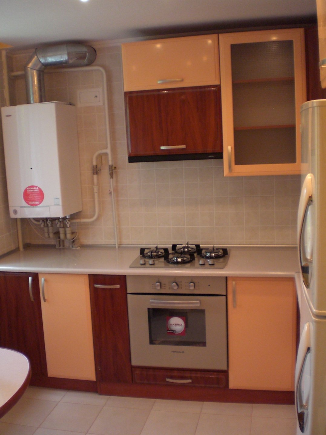 кухня 6 кв с газовой колонкой и дизайн с холодильником
