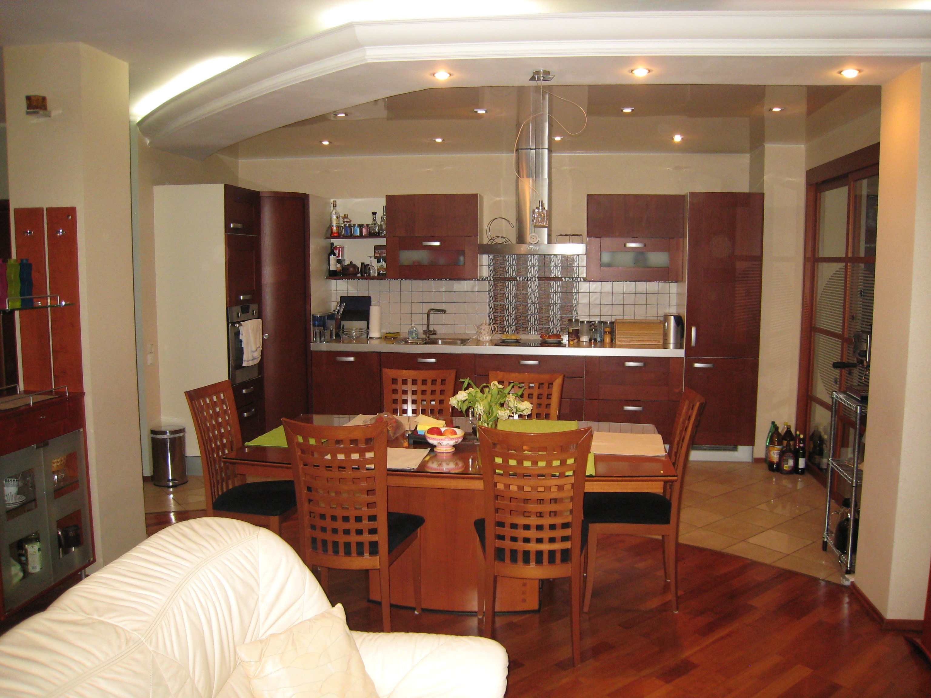 Современный дизайн гостиной с кухней в доме