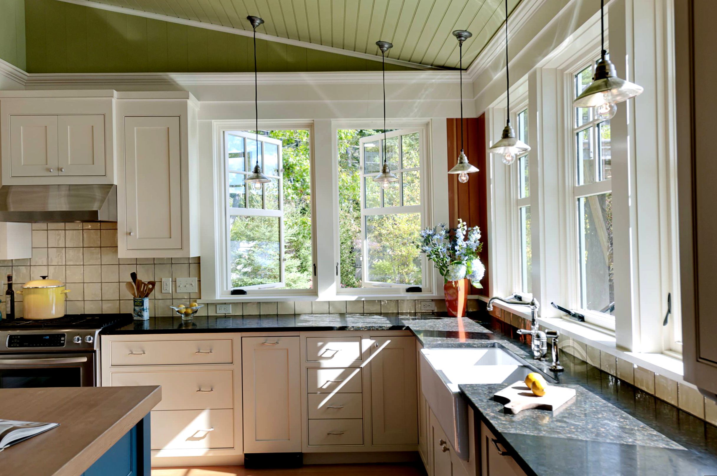 Кухня 3 3 дизайн с окном. Кухня с окном. Интерьер кухни с большим окном. Кухня с окном в частном доме. Кухня в доме с двумя окнами.