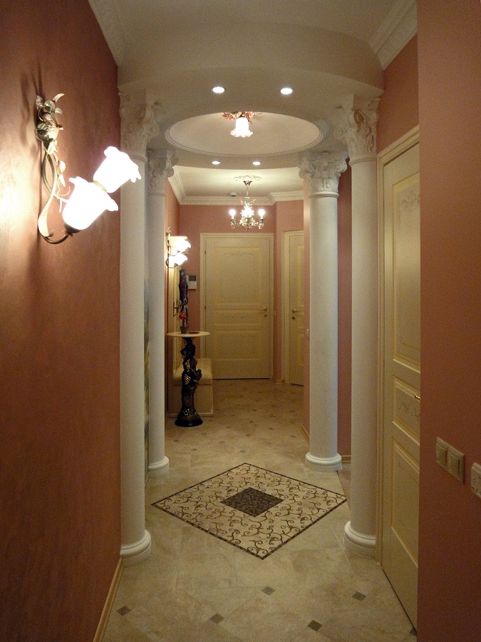Дизайн узкого коридора в классическом стиле
