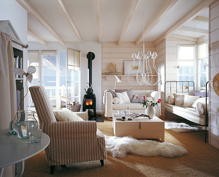 Гостиная в скандинавском стиле в деревянном доме с вагонкой