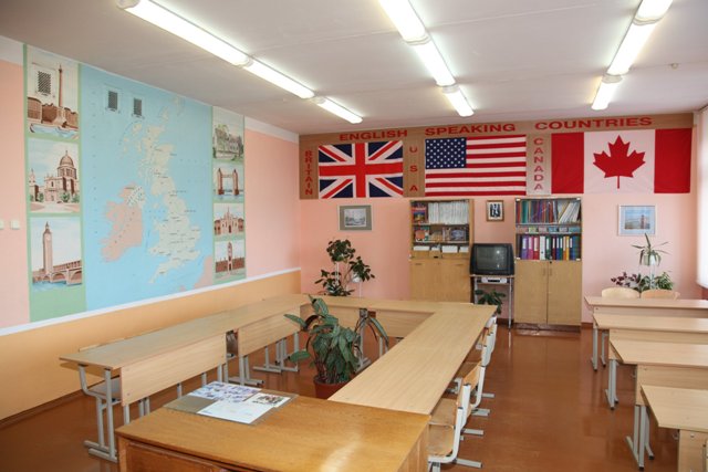 Фото школьного кабинета с партами