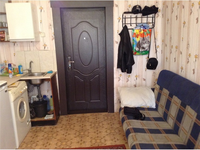 Интерьер маленькой комнаты в общежитии для семьи