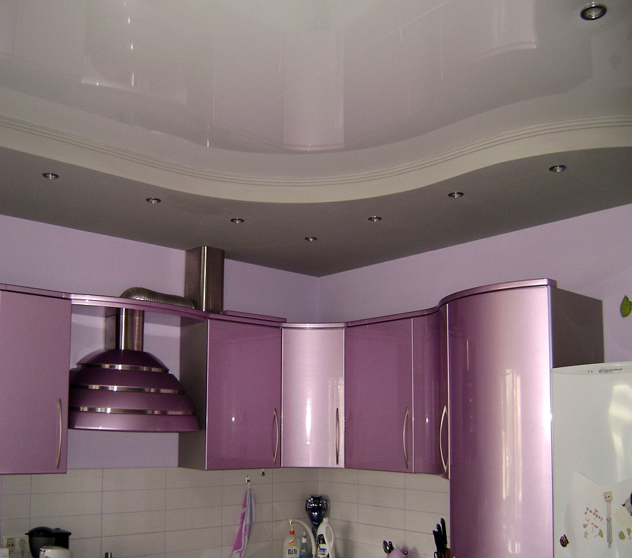 Дизайн потолков навесных в кухне