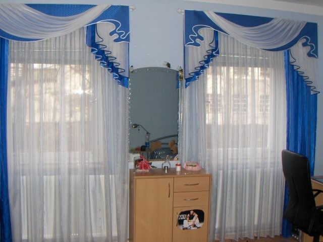 Какие шторы подобрать к голубым обоям в гостиной фото