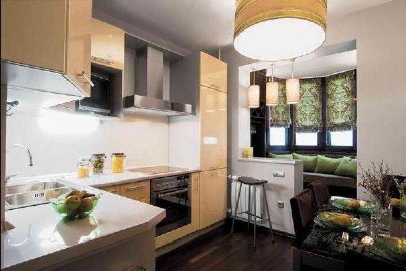 Дизайн вытянутой кухни с балконом
