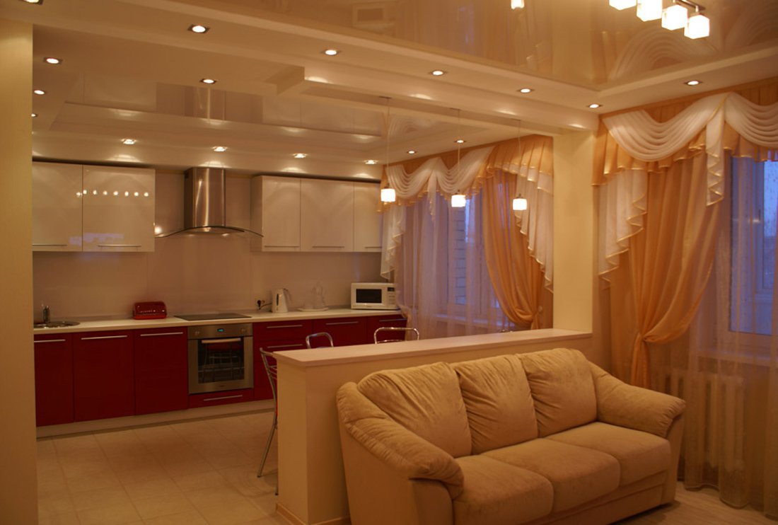 Дизайн потолка на кухне совмещенной с гостиной