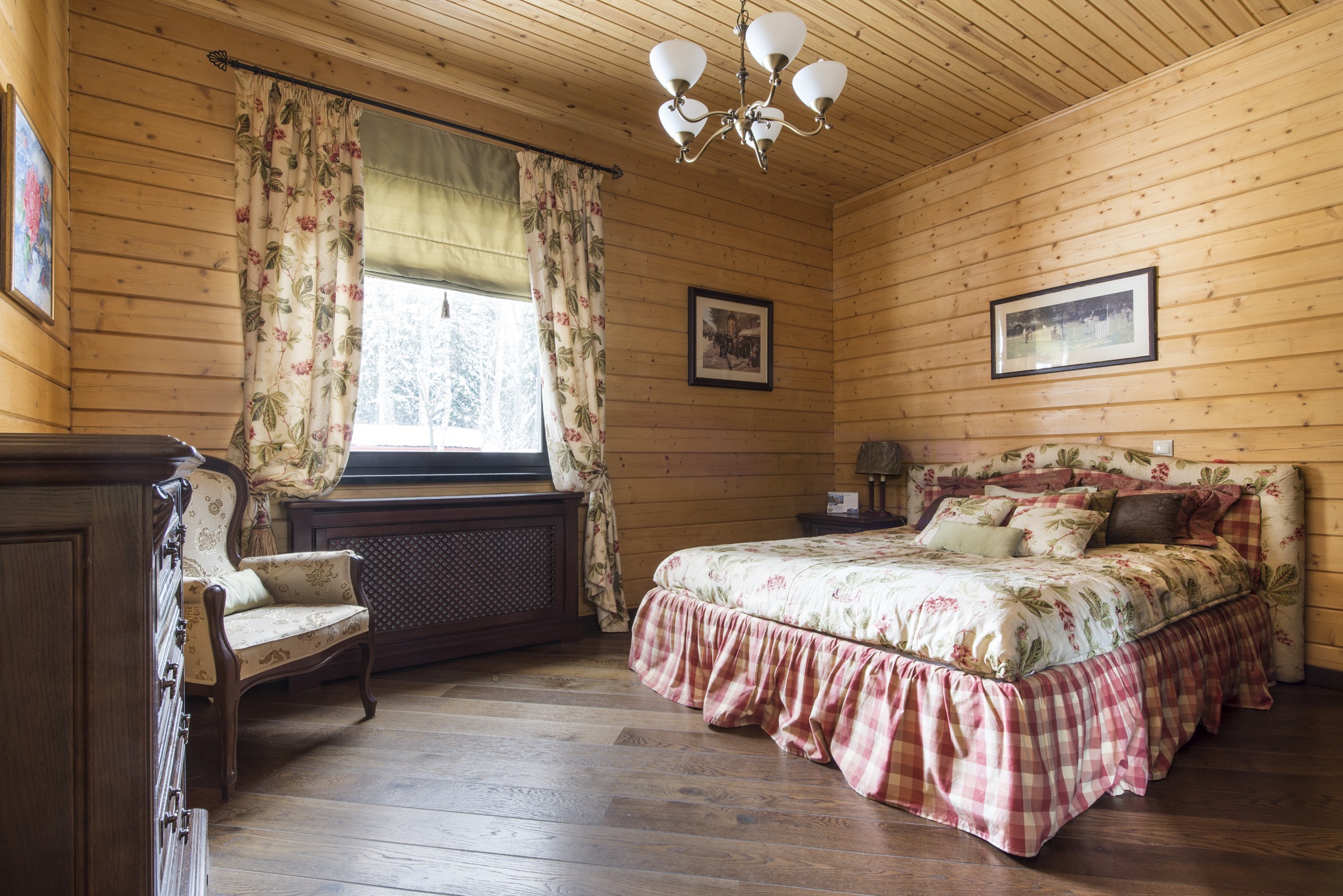 Интерьер спальни из дерева в деревянном доме