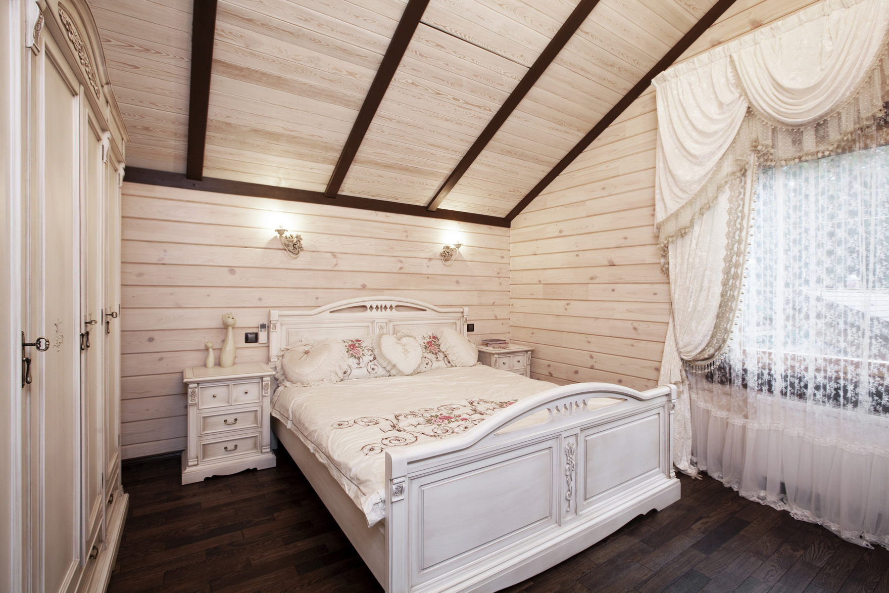 белый интерьер деревянного дома