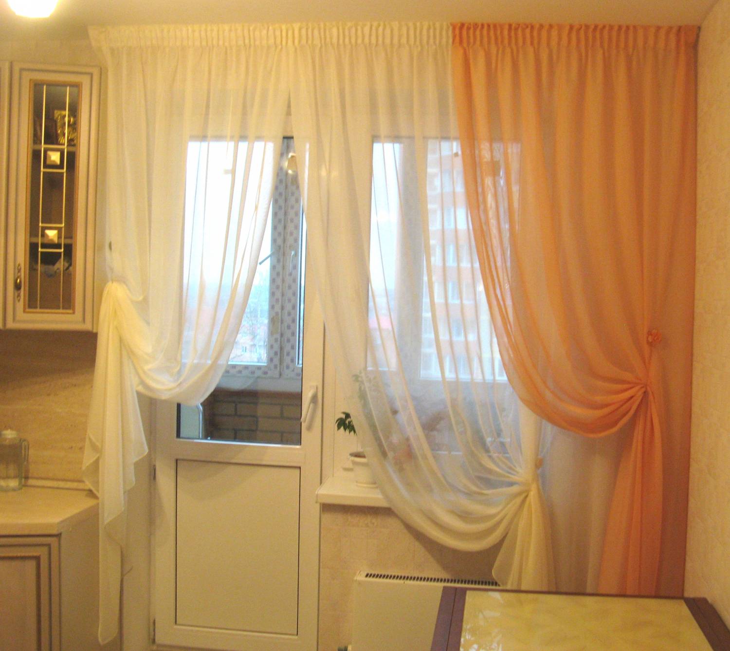 Тюль на кухню в современном стиле длинные с балконной дверью фото