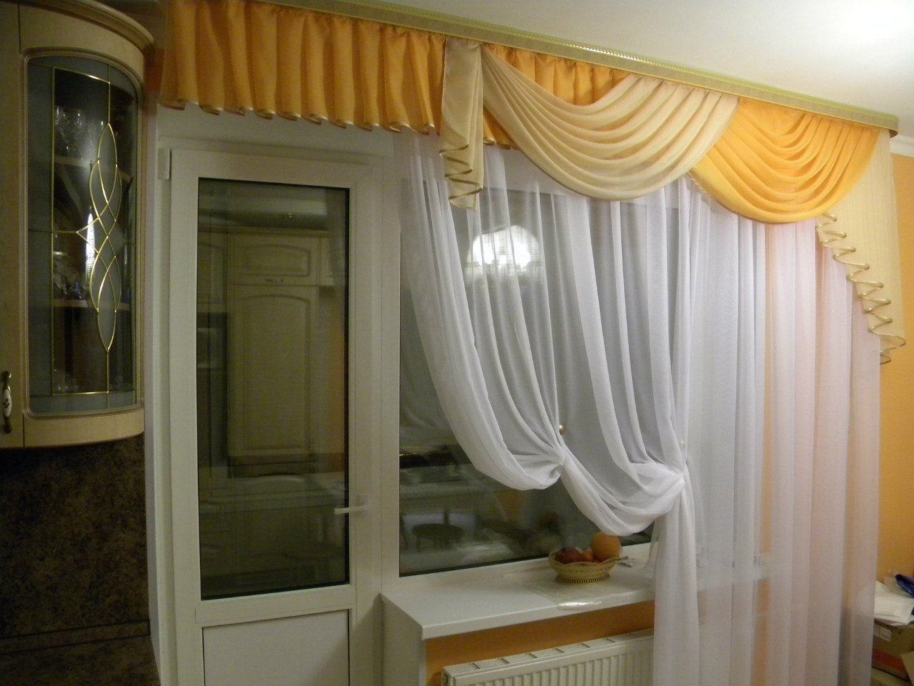 Фото шторы на окно с балконом на кухне