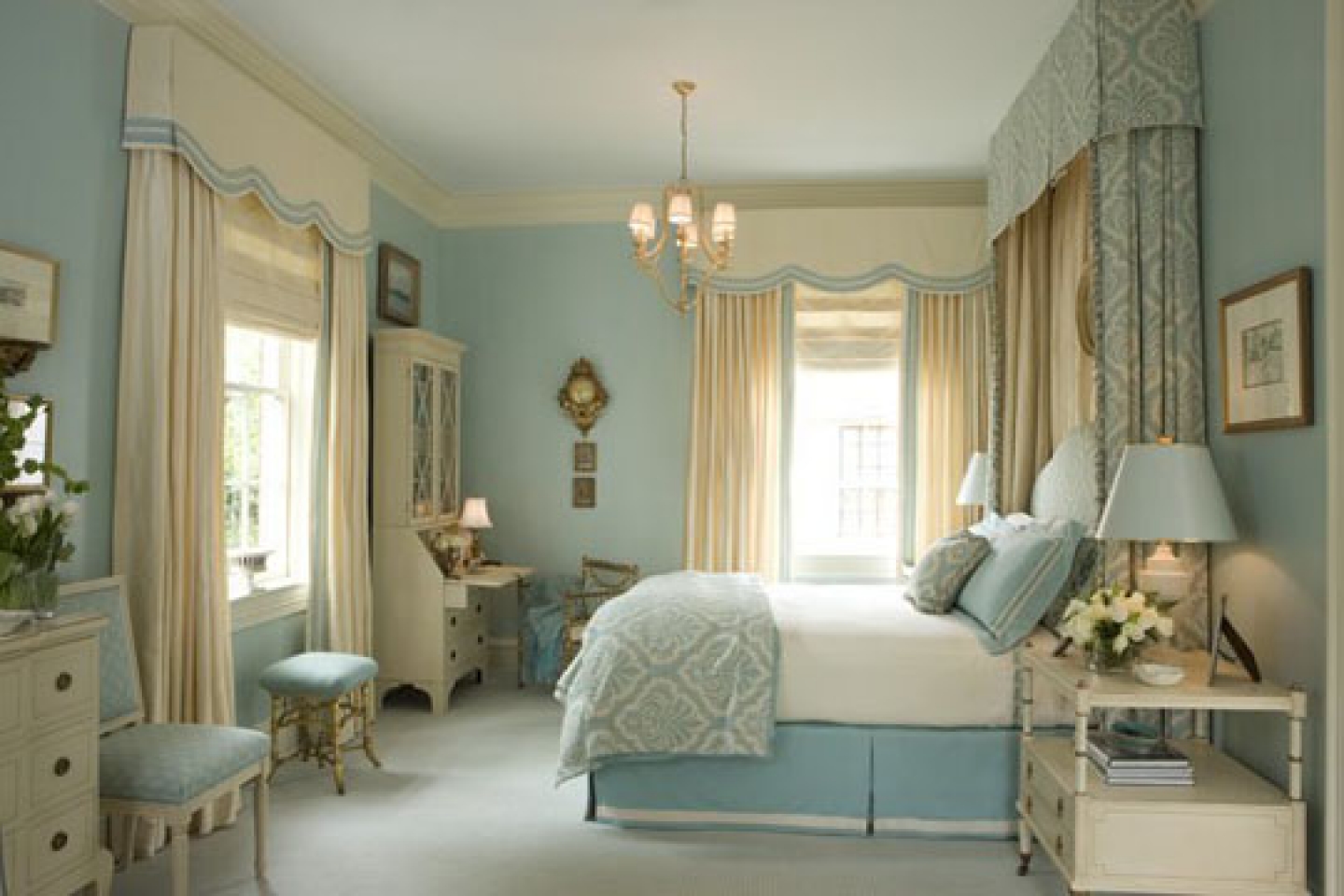 Классическая спальня в голубом цвете