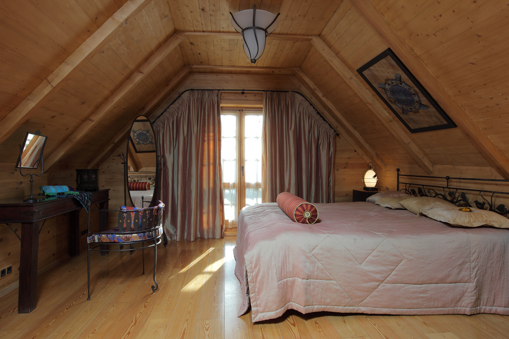 Мансарда на две. Деревянная мансарда интерьер. Спальня в деревянной мансарде. Спальня под крышей. Обустройство мансарды.