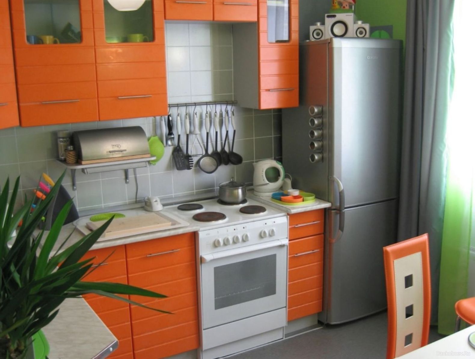 Дизайн оранжевой кухни 5 метров