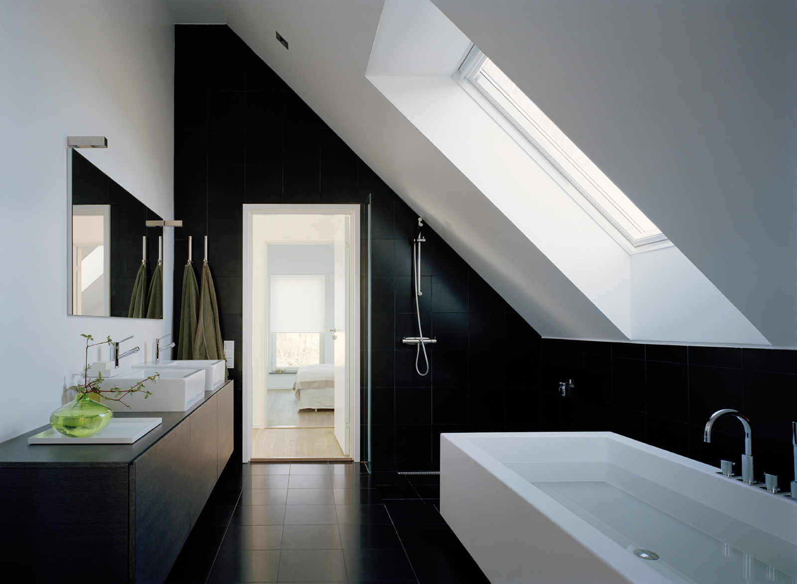 Ванная комната в мансарде со скошенным потолком фото