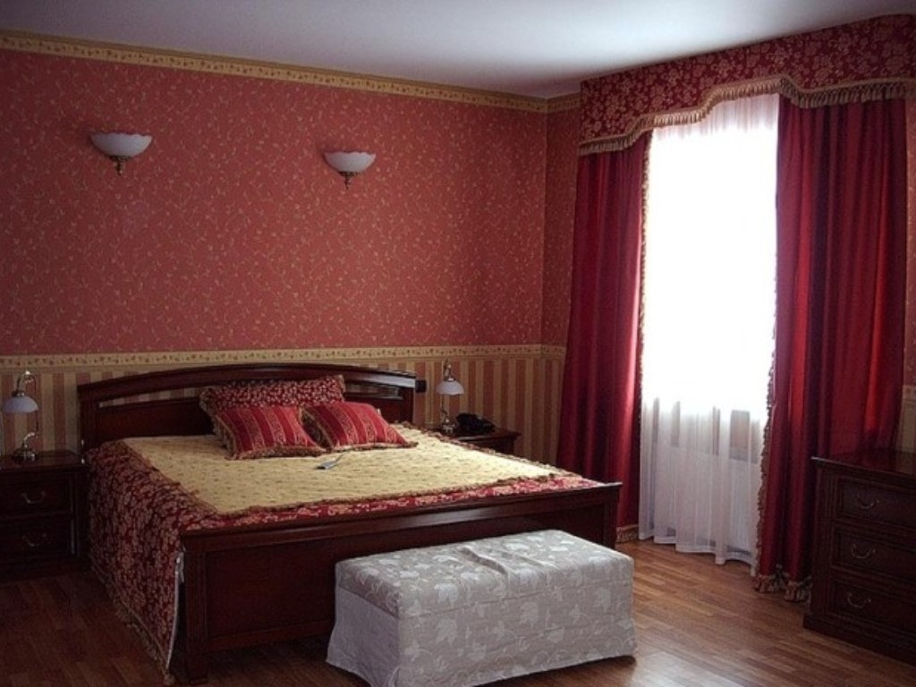 Бежево бордовый интерьер спальни