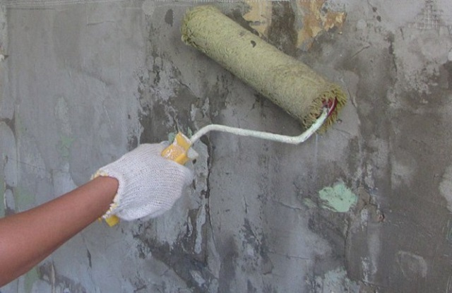 Как поклеить обои на бетонную стену без шпаклевки