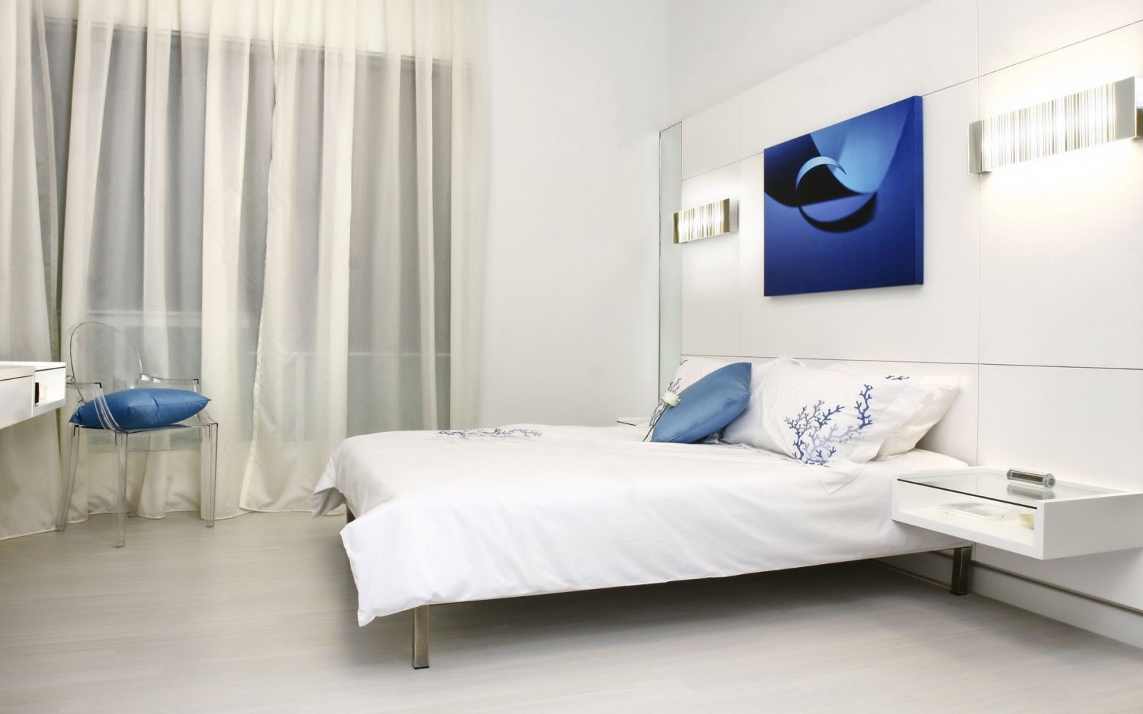Дизайн спальни с белой мебелью в современном стиле с обоями