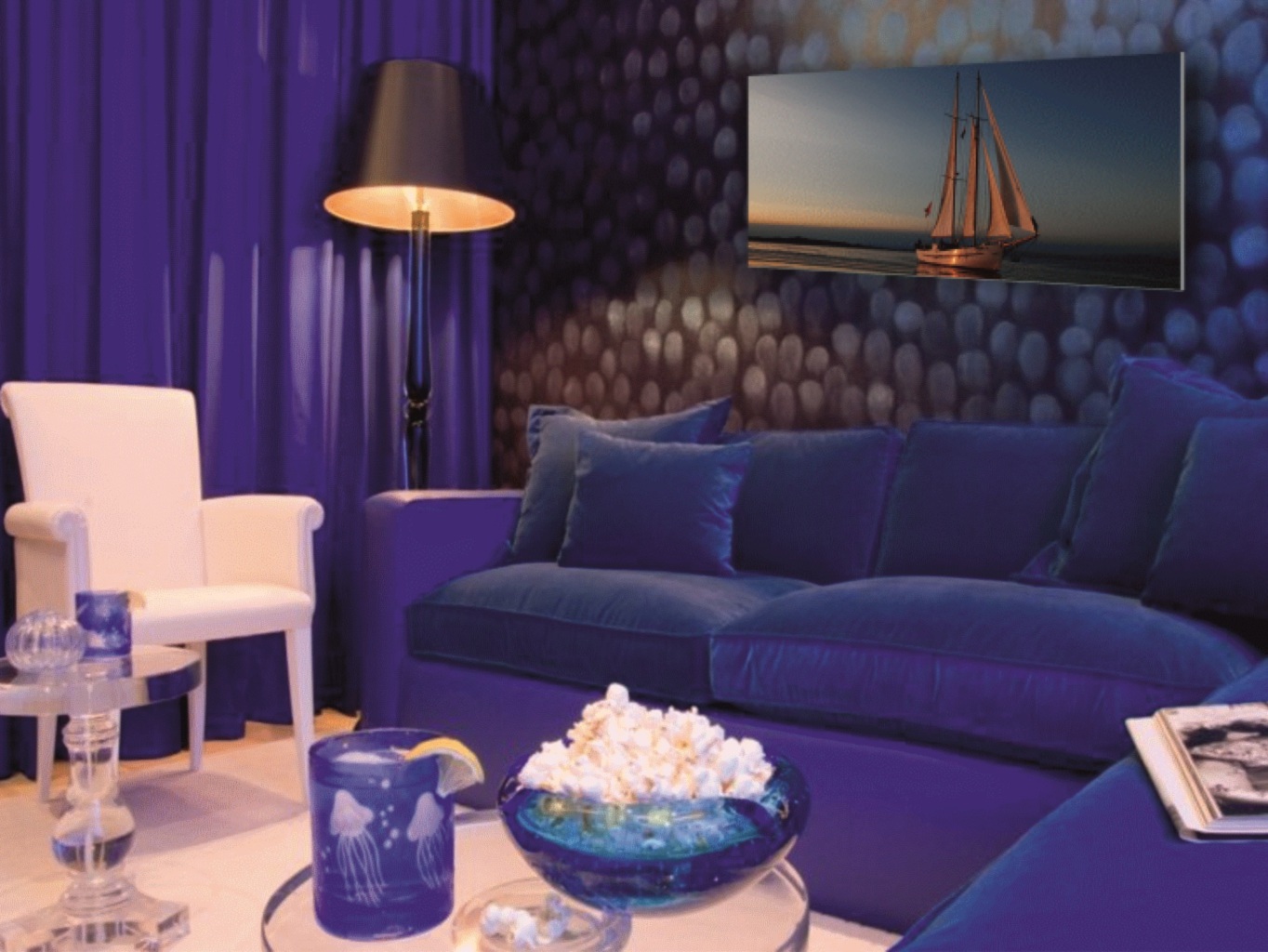 Красивые синие комнаты. Интерьер гостиной в синих тонах. Синий цвет в интерьере. Диван синего цвета в интерьере. Синяя гостиная.