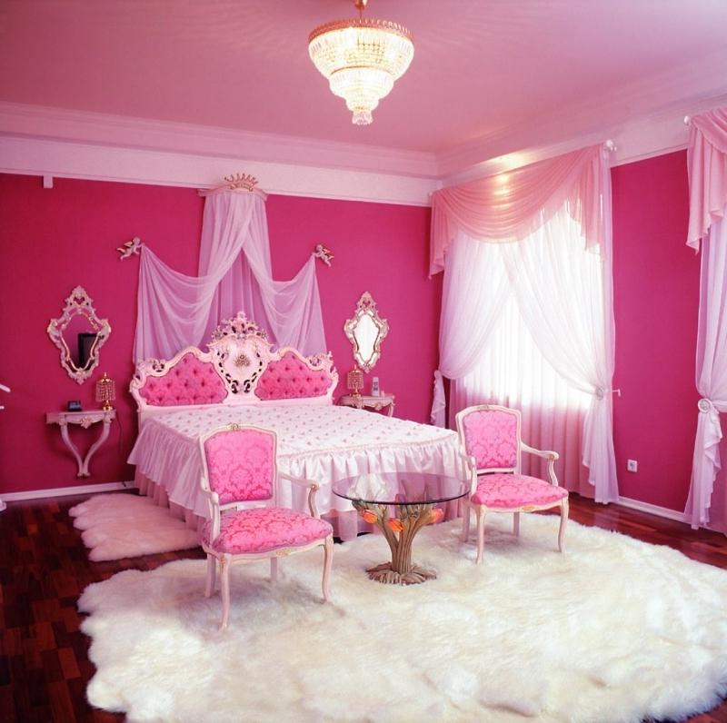 Розово белые обои в комнату